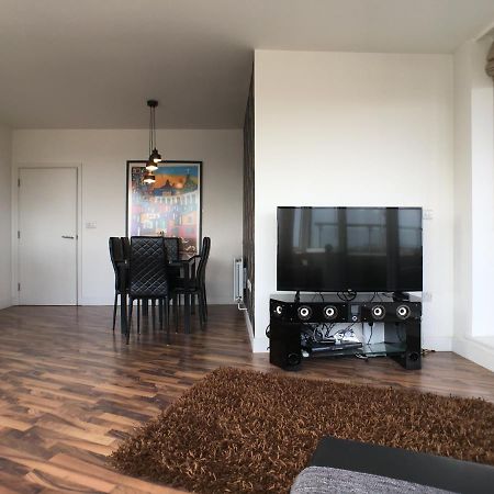 Luxury 2 Bed Penthouse Apartment Near Station Londra Dış mekan fotoğraf