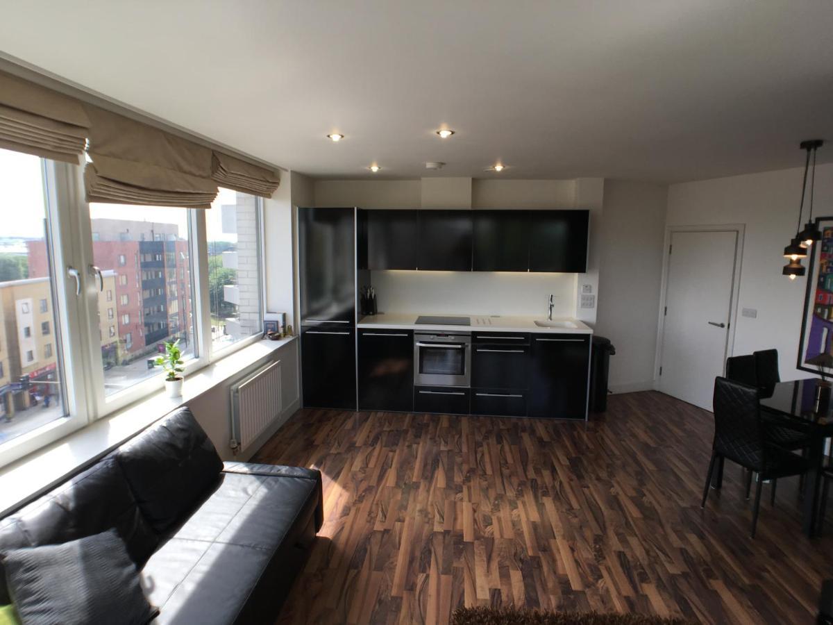 Luxury 2 Bed Penthouse Apartment Near Station Londra Dış mekan fotoğraf