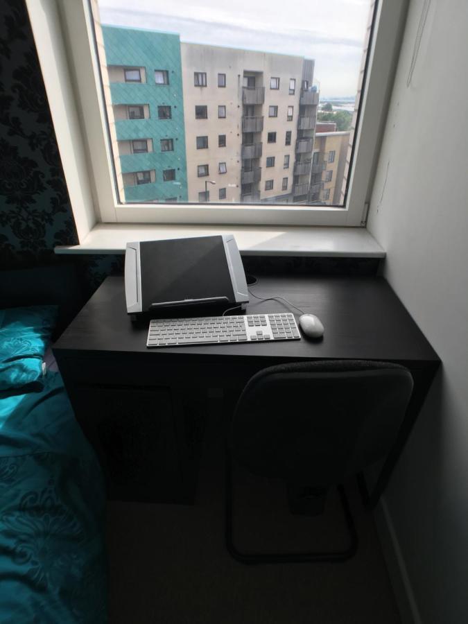 Luxury 2 Bed Penthouse Apartment Near Station Londra Dış mekan fotoğraf